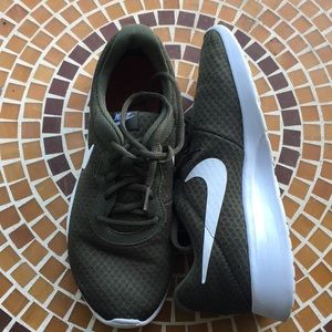 nike tanjun army green